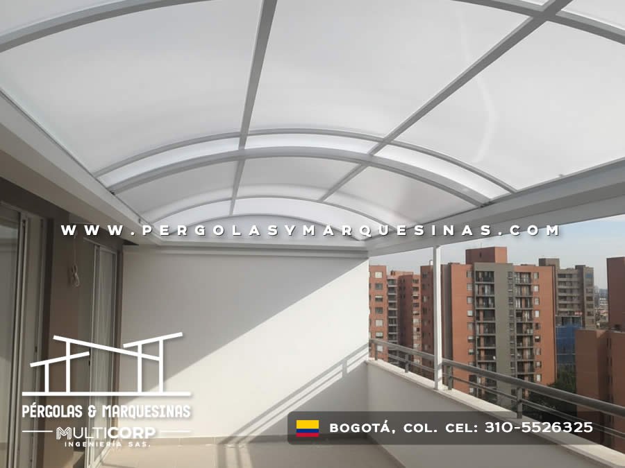 Domo curvo de policarbonato blanco translúcido con estructura metálica para balcón de apartamento en Bogotá, Colombia. Multicorp Ingeniería SAS.