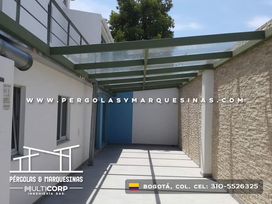 Pérgola metálica verde con techo de policarbonato translúcido para corredor de patio en Bogotá, Colombia. Multicorp Ingeniería SAS.