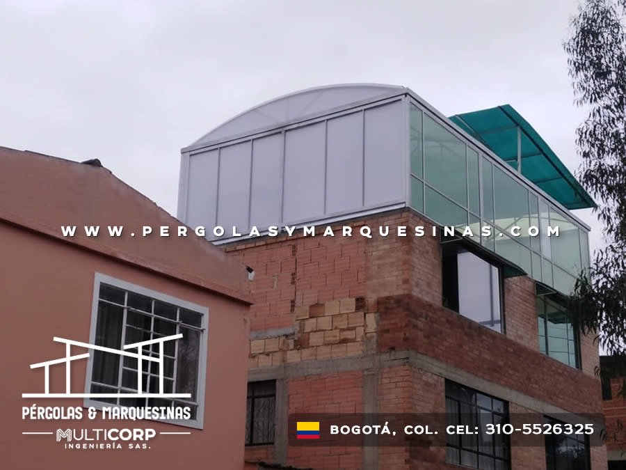 Domo curvo de policarbonato opaco blanco y translúcido para cerramiento de terraza en edificio en Bogotá, Colombia. Multicorp Ingeniería SAS.