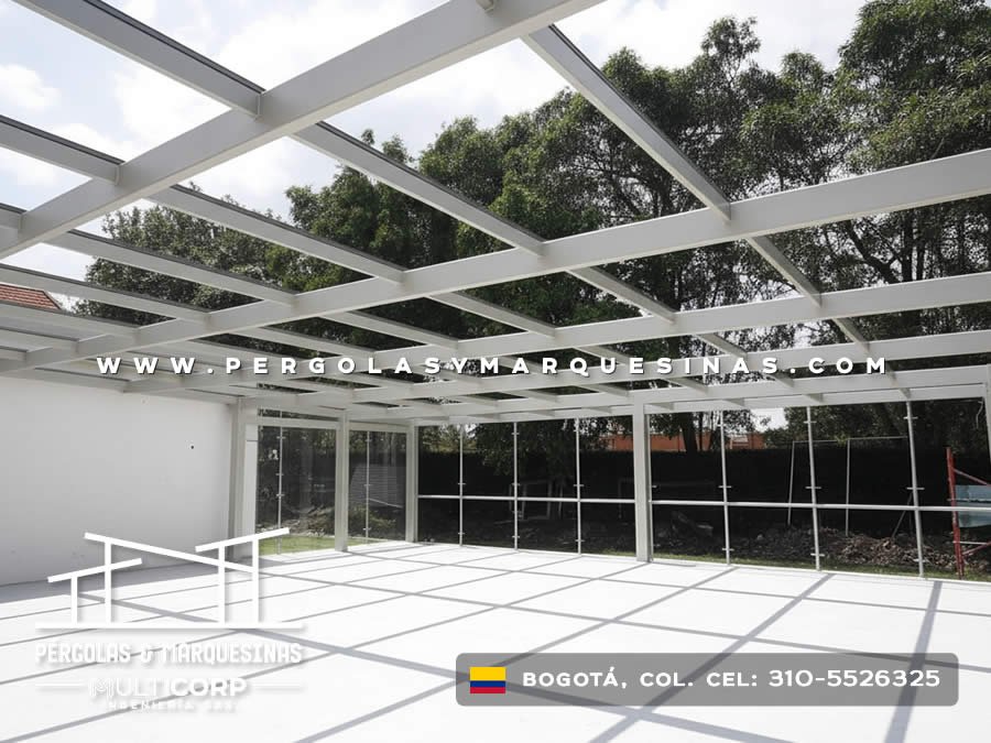 Estructura metálica blanca sin cubierta sobre terraza impermeabilizada de vivienda moderna en Bogotá, Colombia. Multicorp Ingeniería SAS.