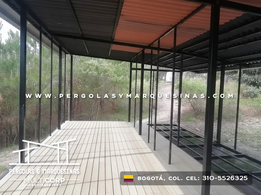 Estructura metálica negra con techo de policarbonato y piso de madera para corredor elevado en Bogotá, Colombia. Multicorp Ingeniería SAS.