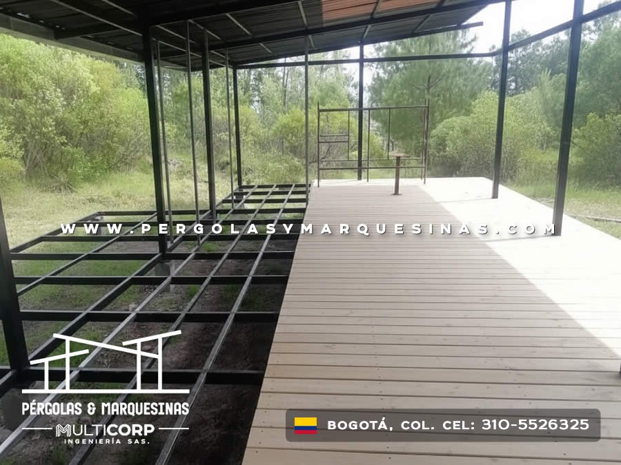 Corredor metálico negro con techo de policarbonato y cerramiento lateral de vidrio para finca en Bogotá, Colombia. Multicorp Ingeniería SAS.