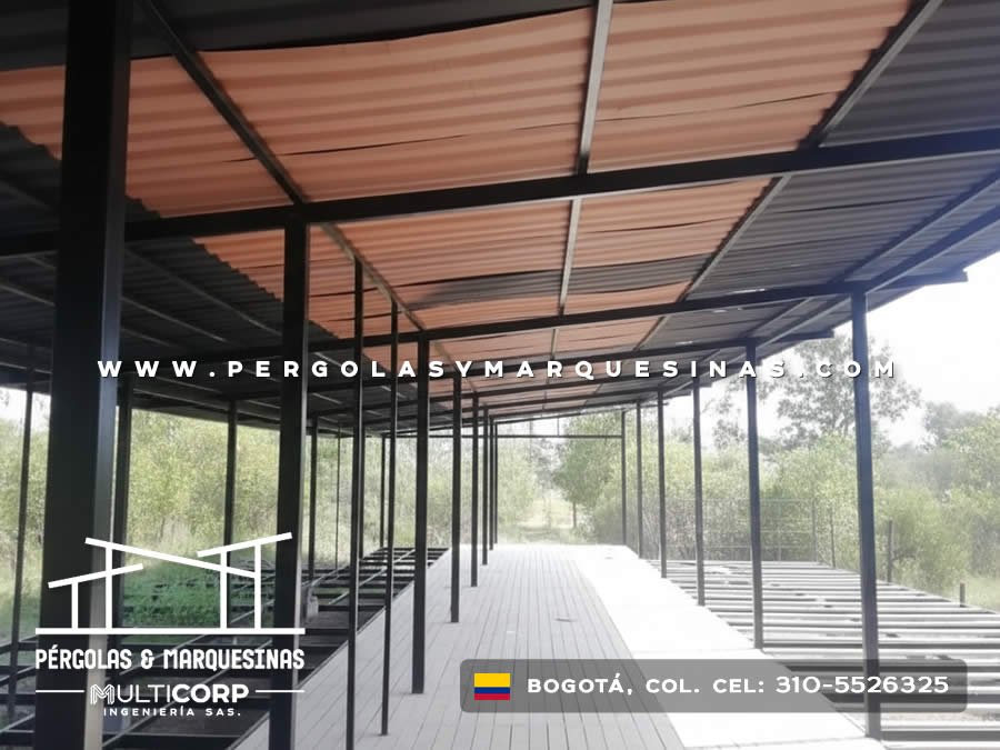Pasarela metálica negra con techo mixto de madera y policarbonato sobre deck para finca en Bogotá, Colombia. Multicorp Ingeniería SAS.