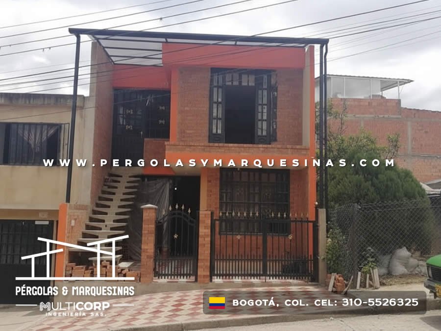 Marquesina metálica negra de dos aguas sin cubierta para fachada de vivienda unifamiliar en Bogotá, Colombia. Multicorp Ingeniería SAS.