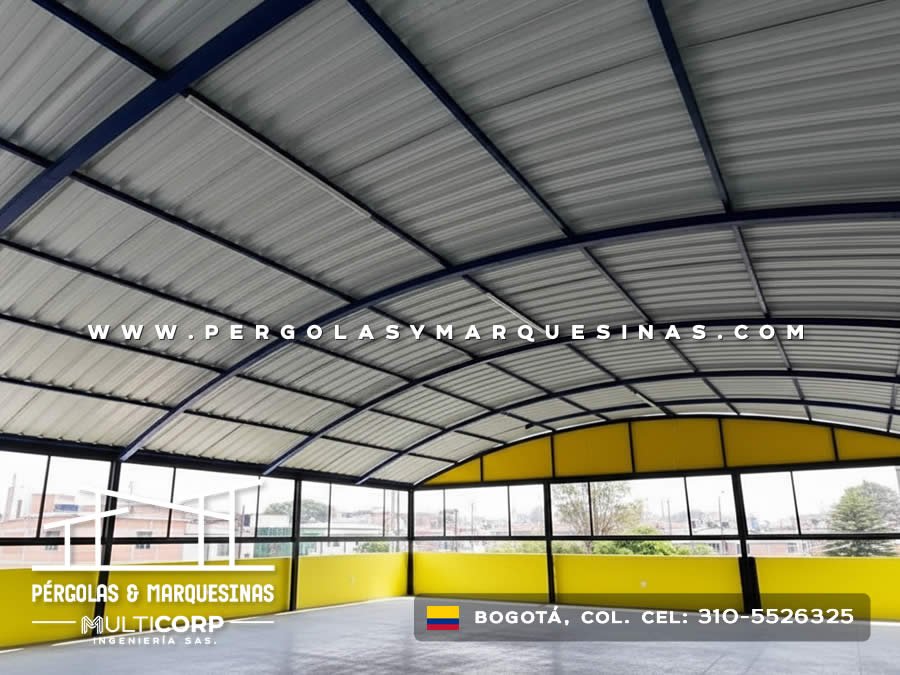 Cubierta curva de policarbonato translúcido con estructura metálica negra para cancha deportiva en Bogotá, Colombia. Multicorp Ingeniería SAS.