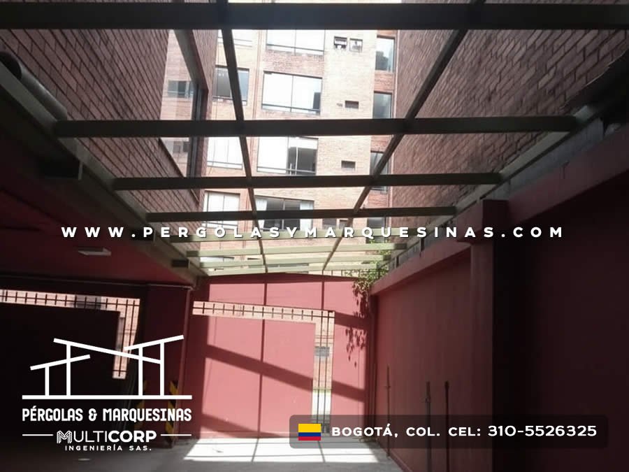 Estructura metálica negra sin cubierta sobre patio interior de edificio residencial con muros rojos en Bogotá, Colombia. Multicorp Ingeniería SAS.