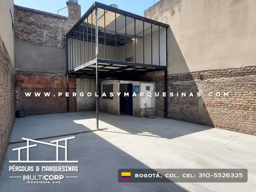 Estructura metálica negra con entrepiso elevado y techo sin cubierta para ampliación de patio en Bogotá, Colombia. Multicorp Ingeniería SAS.