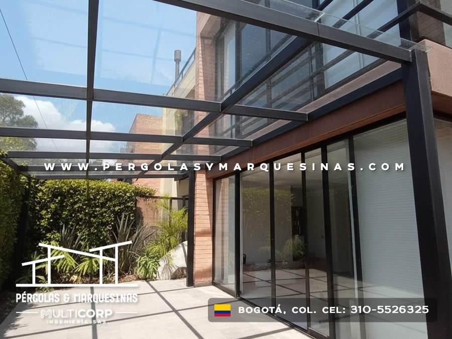 Techo de vidrio templado con estructura metálica negra y puertas corredizas para terraza residencial en Bogotá, Colombia. Multicorp Ingeniería SAS.