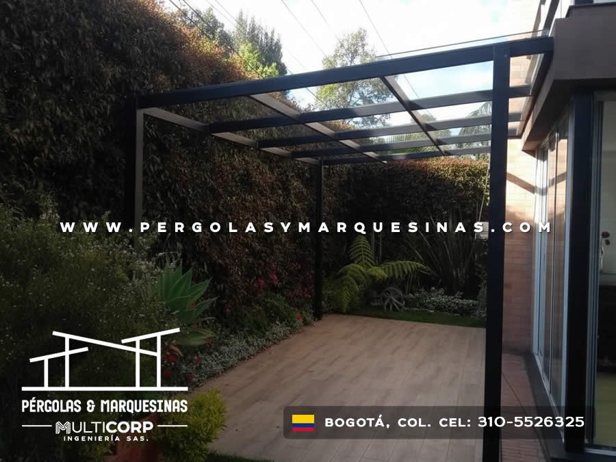 Estructura metálica negra con techo de vidrio sin instalar para terraza con jardín de vivienda en Bogotá, Colombia. Multicorp Ingeniería SAS.
