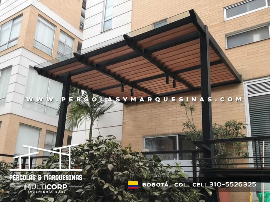Pérgola metálica negra con listones de madera horizontales para terraza de apartamento en conjunto en Bogotá, Colombia. Multicorp Ingeniería SAS.