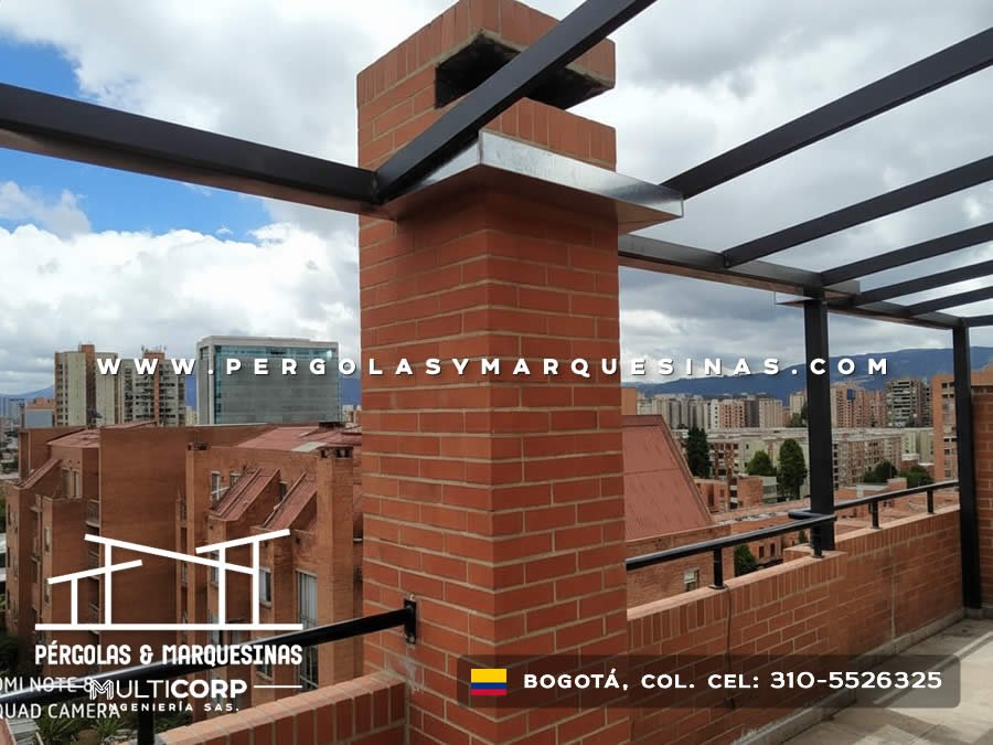 Estructura metálica negra sin cubierta anclada a chimenea sobre terraza impermeabilizada en edificio en Bogotá, Colombia. Multicorp Ingeniería SAS.