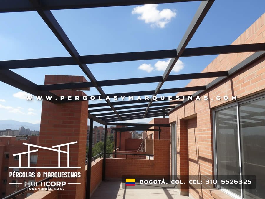Estructura metálica negra sin cubierta sobre terraza con muros de ladrillo en edificio residencial en Bogotá, Colombia. Multicorp Ingeniería SAS.