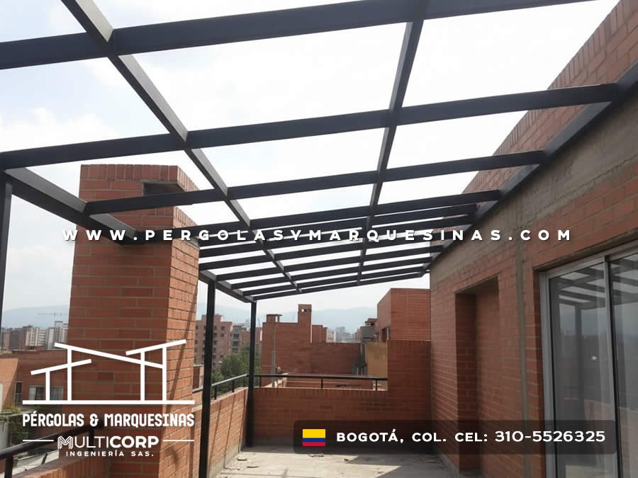 Marco metálico negro sin cubierta con vista panorámica sobre terraza de edificio en altura en Bogotá, Colombia. Multicorp Ingeniería SAS.