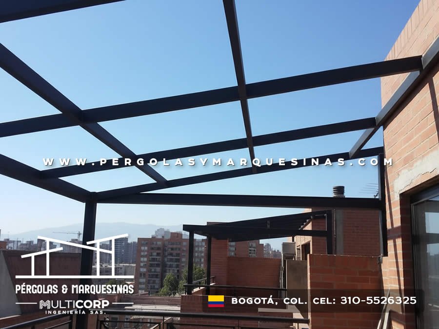 Pérgola metálica negra con listones espaciados sin cubierta sobre terraza de penthouse en edificio en Bogotá, Colombia. Multicorp Ingeniería SAS.
