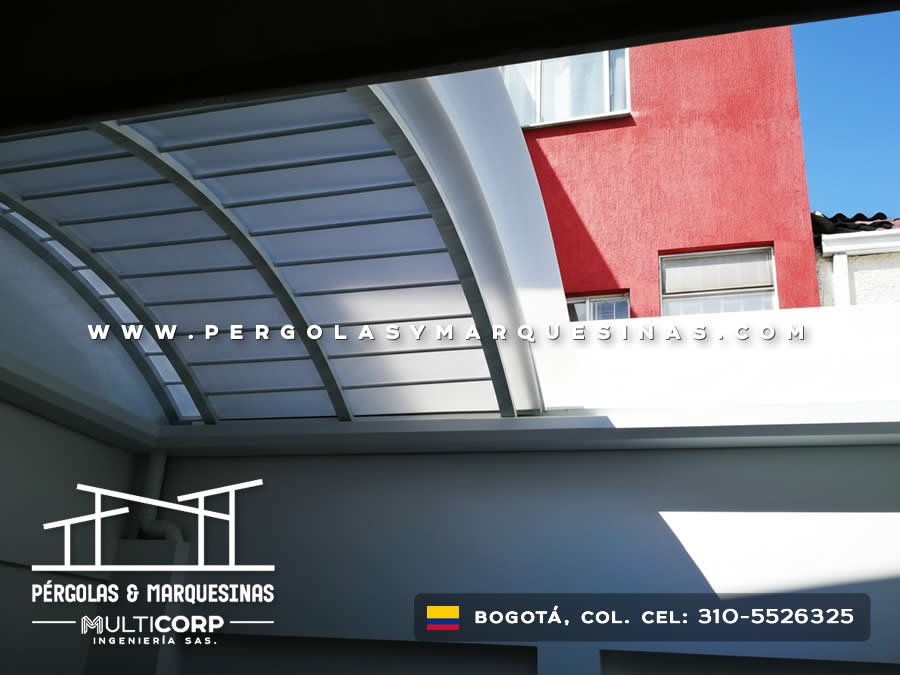Cubierta curva curva en policarobnato sobre aluminio en exterior en Bogotá, Colombia. Multicorp Ingeniería SAS. Cubierta curva curva en policarobnato sobre aluminio en exterior en Bogotá, Colombia. Multicorp Ingeniería SAS.