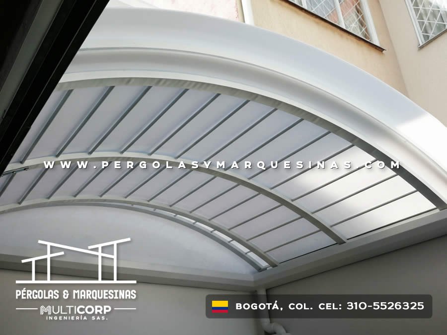 Techo en arco en policarbonto sobre aluminio moderno en exterior en Bogotá, Colombia. Multicorp Ingeniería SAS. Techo en arco en policarbonto sobre aluminio moderno en exterior en Bogotá, Colombia. Multicorp Ingeniería SAS.