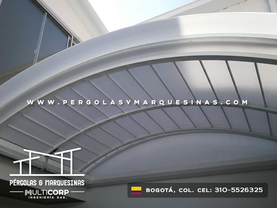 Cubierta curva en policarbonato sobre aluminio detalle interior en Bogotá, Colombia. Multicorp Ingeniería SAS. Cubierta curva en policarbonato sobre aluminio detalle interior en Bogotá, Colombia. Multicorp Ingeniería SAS.