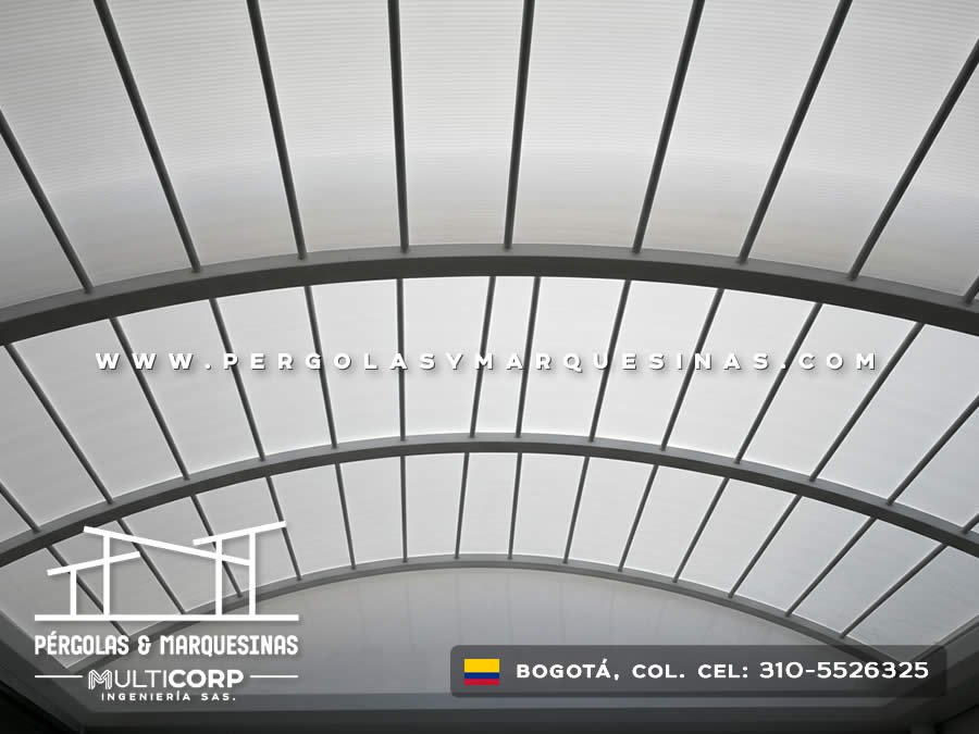 Techo en arco en policarbonato blanco sobre aluminio estructura en Bogotá, Colombia. Multicorp Ingeniería SAS. Techo en arco en policarbonato blanco sobre aluminio estructura en Bogotá, Colombia. Multicorp Ingeniería SAS.