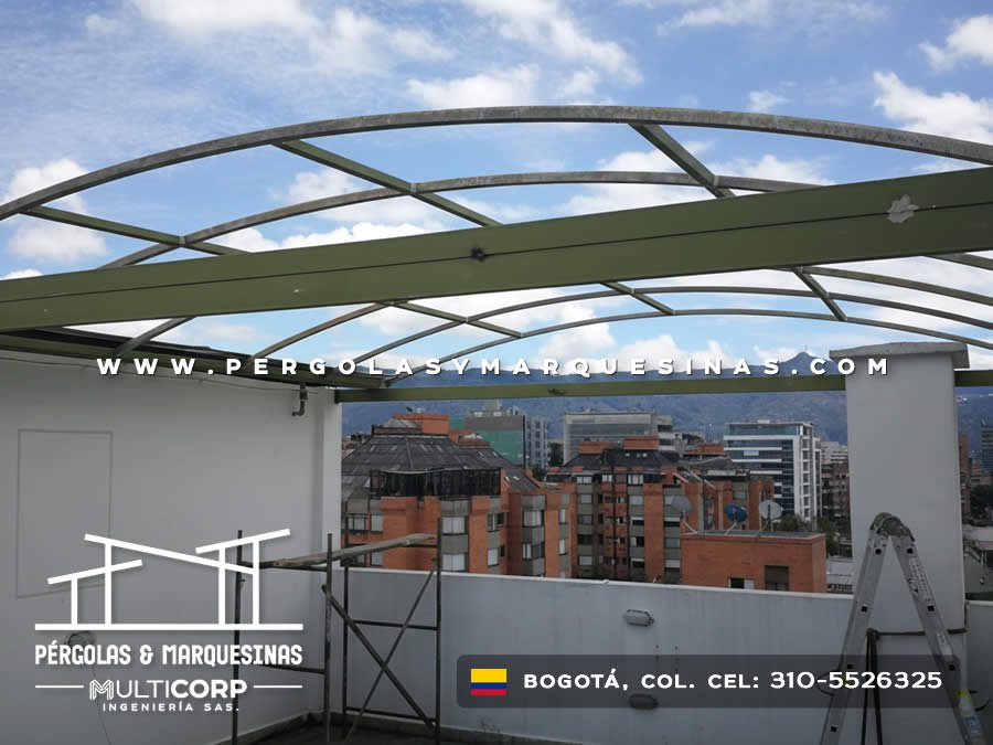 Pérgola metálica en arco verde sobre terraza exterior en Bogotá, Colombia. Multicorp Ingeniería SAS. Pérgola metálica en arco verde sobre terraza exterior en Bogotá, Colombia. Multicorp Ingeniería SAS.