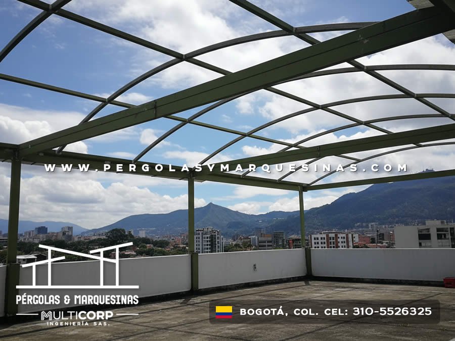 Estructura curva en metal verde sobre terraza de edificio en Bogotá, Colombia. Multicorp Ingeniería SAS. Estructura curva en metal verde sobre terraza de edificio en Bogotá, Colombia. Multicorp Ingeniería SAS.