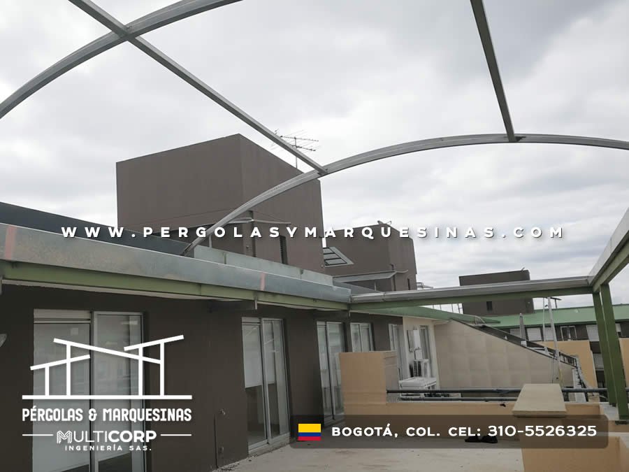 Pérgola en arco verde sobre azotea exterior moderna en Bogotá, Colombia. Multicorp Ingeniería SAS. Pérgola en arco verde sobre azotea exterior moderna en Bogotá, Colombia. Multicorp Ingeniería SAS.