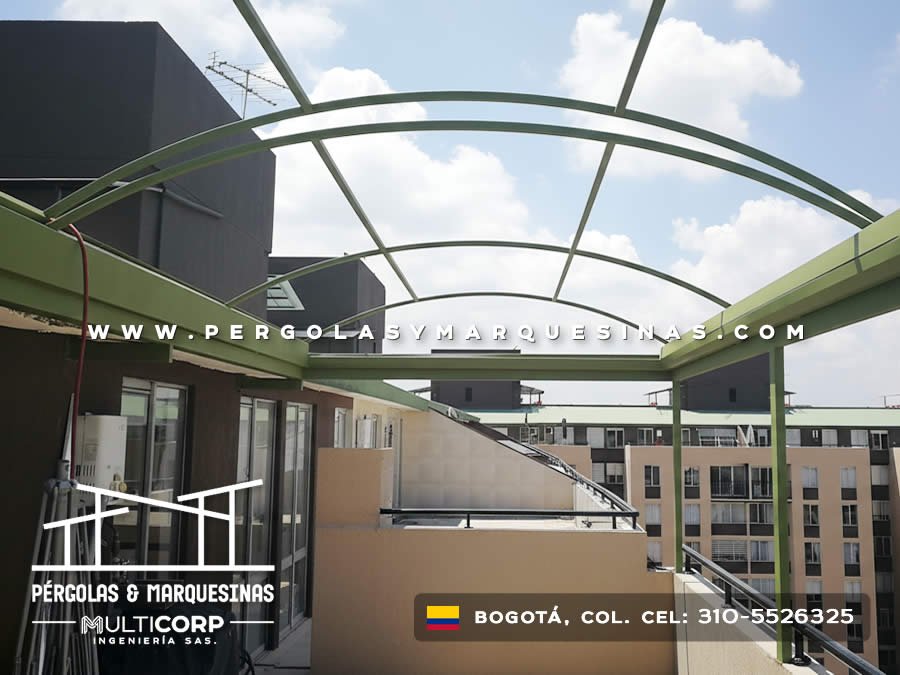 Cubierta en policarbonato con arco sobre terraza azotea en Bogotá, Colombia. Multicorp Ingeniería SAS. Cubierta en policarbonato con arco sobre terraza azotea en Bogotá, Colombia. Multicorp Ingeniería SAS.