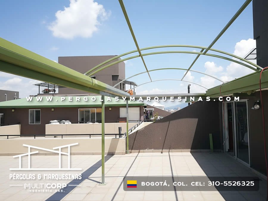 Pérgola metálica verde sobre terraza patio exterior en Bogotá, Colombia. Multicorp Ingeniería SAS. Pérgola metálica verde sobre terraza patio exterior en Bogotá, Colombia. Multicorp Ingeniería SAS.