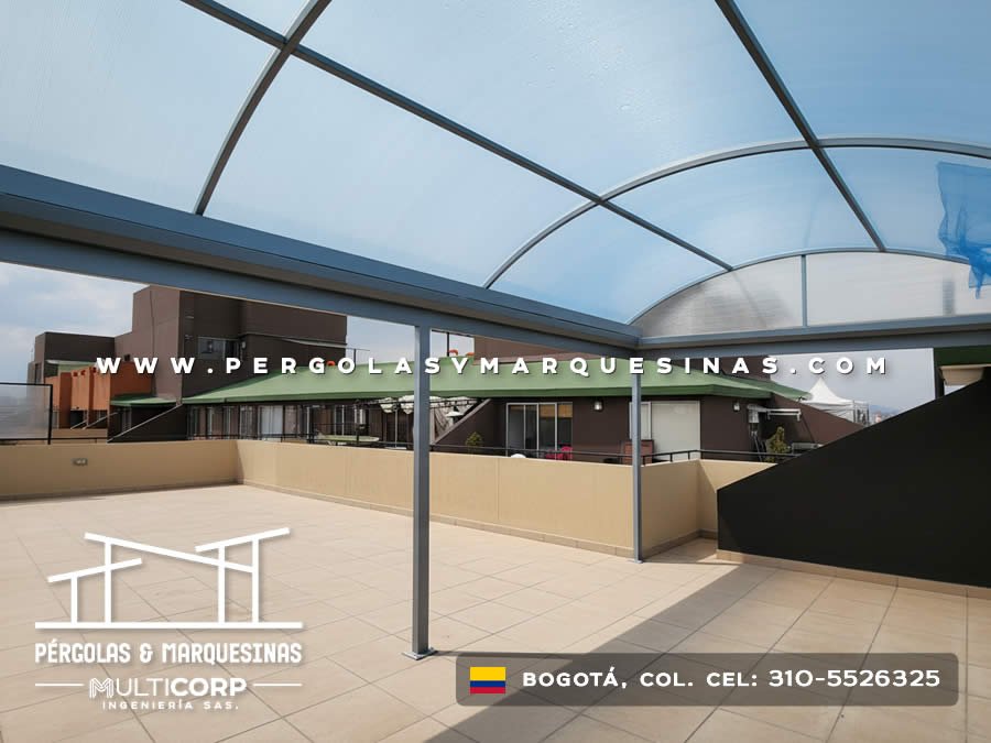 Estructura en policarbonato sobre terraza grande exterior en Bogotá, Colombia. Multicorp Ingeniería SAS. Estructura en policarbonato sobre terraza grande exterior en Bogotá, Colombia. Multicorp Ingeniería SAS.
