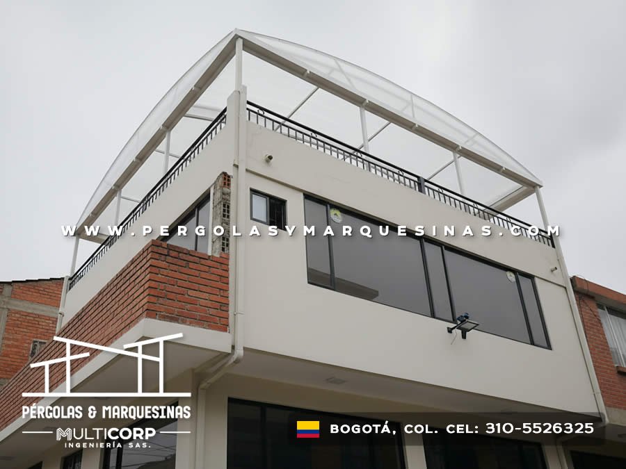 Cubierta en policarbonato curva sobre balcón residencial en Bogotá, Colombia. Multicorp Ingeniería SAS. Cubierta en policarbonato curva sobre balcón residencial en Bogotá, Colombia. Multicorp Ingeniería SAS.