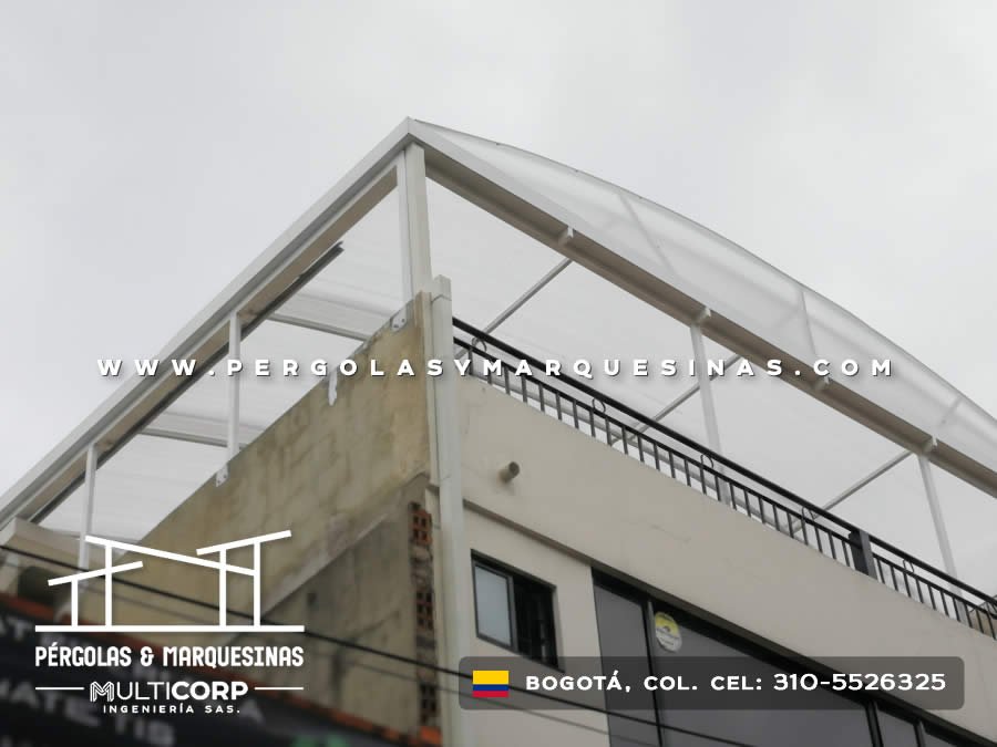 Marquesina en policarbonato curva sobre balcón detalle en Bogotá, Colombia. Multicorp Ingeniería SAS. Marquesina en policarbonato curva sobre balcón detalle en Bogotá, Colombia. Multicorp Ingeniería SAS.