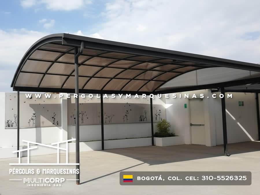 Pérgola curva en metal con policarbonato comercial patio en Bogotá, Colombia. Multicorp Ingeniería SAS. Pérgola curva en metal con policarbonato comercial patio en Bogotá, Colombia. Multicorp Ingeniería SAS.
