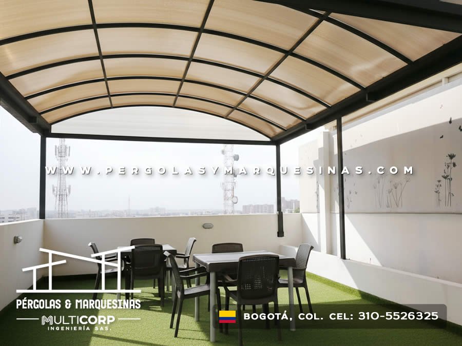 Techo en arco en policarbonato sobre terraza con mesa y sillas en Bogotá, Colombia. Multicorp Ingeniería SAS. Techo en arco en policarbonato sobre terraza con mesa y sillas en Bogotá, Colombia. Multicorp Ingeniería SAS.