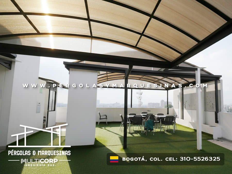Estructura en arco en policarbonato sobre azotea comercial en Bogotá, Colombia. Multicorp Ingeniería SAS. Estructura en arco en policarbonato sobre azotea comercial en Bogotá, Colombia. Multicorp Ingeniería SAS.