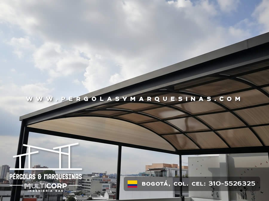 Cubierta en arco en policarbonato sobre metal gris comercial en Bogotá, Colombia. Multicorp Ingeniería SAS. Cubierta en arco en policarbonato sobre metal gris comercial en Bogotá, Colombia. Multicorp Ingeniería SAS.