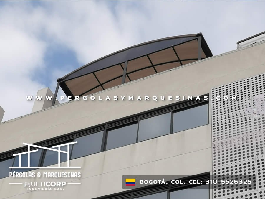 Marquesina comercial en policarbonato sobre fachada de edificio en Bogotá, Colombia. Multicorp Ingeniería SAS. Marquesina comercial en policarbonato sobre fachada de edificio en Bogotá, Colombia. Multicorp Ingeniería SAS.