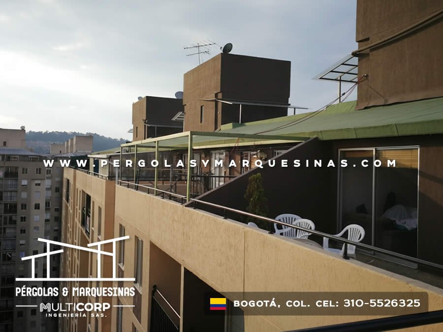 Pérgola con techo plano verde en policarbonato sobre terraza en Bogotá, Colombia. Multicorp Ingeniería SAS. Pérgola con techo plano verde en policarbonato sobre terraza en Bogotá, Colombia. Multicorp Ingeniería SAS.