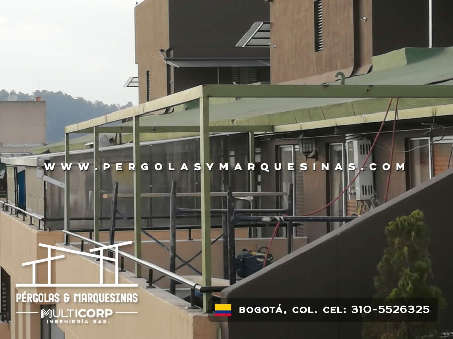 Estructura verde en policarbonato sobre azotea residencial en Bogotá, Colombia. Multicorp Ingeniería SAS. Estructura verde en policarbonato sobre azotea residencial en Bogotá, Colombia. Multicorp Ingeniería SAS.