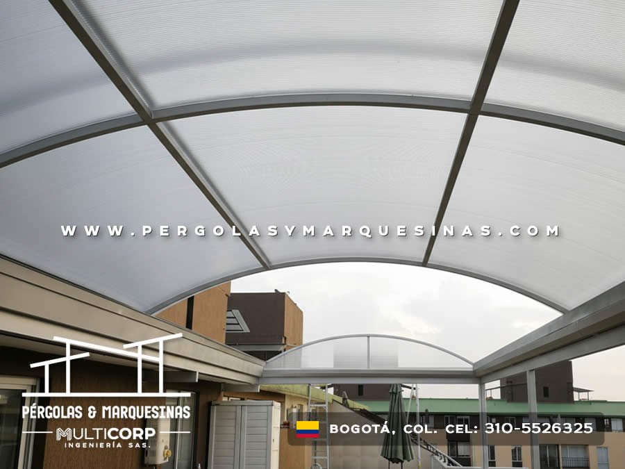 Cubierta curva en policarbonato sobre aluminio en terraza en Bogotá, Colombia. Multicorp Ingeniería SAS. Cubierta curva en policarbonato sobre aluminio en terraza en Bogotá, Colombia. Multicorp Ingeniería SAS.