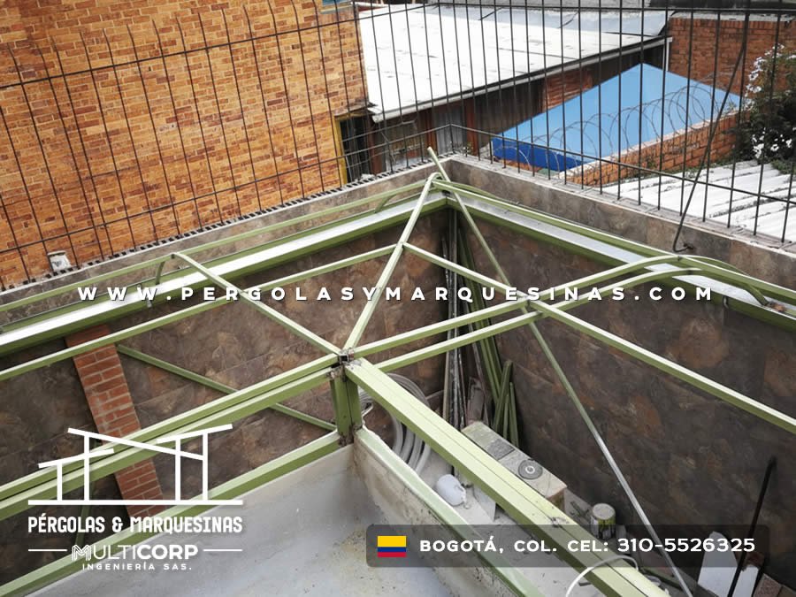 Cubierta metálica en policarbonato para construcción en patio en Bogotá, Colombia. Multicorp Ingeniería SAS. Cubierta metálica en policarbonato para construcción en patio en Bogotá, Colombia. Multicorp Ingeniería SAS.