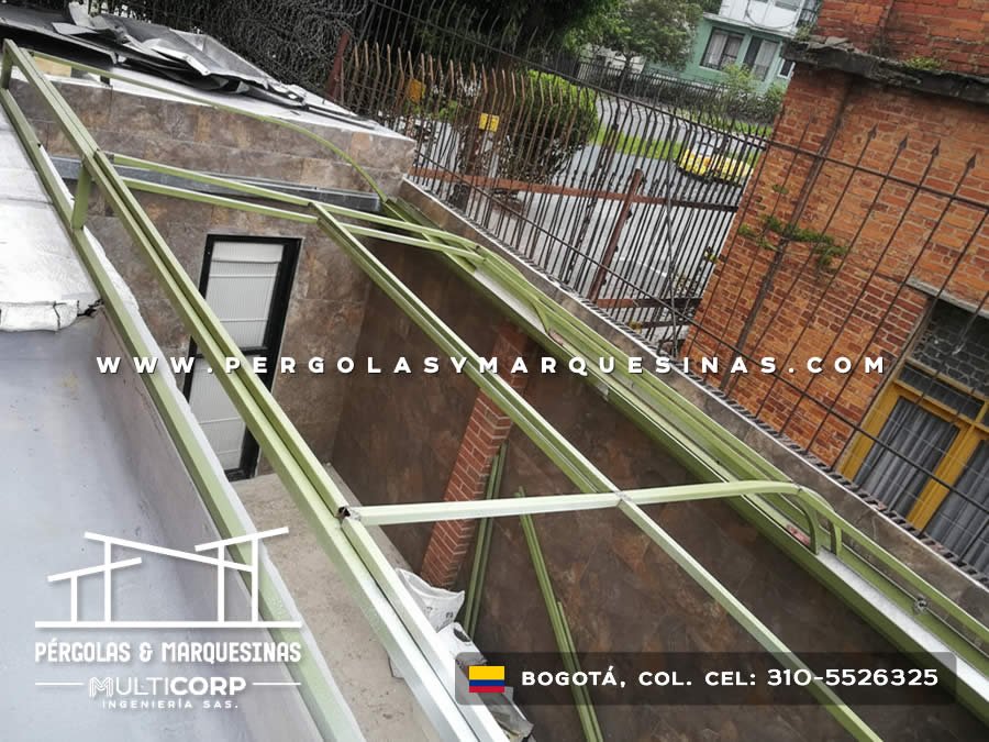 Estructura metálica inclinada para construcción en terraza de patio en Bogotá, Colombia. Multicorp Ingeniería SAS. Estructura metálica inclinada para construcción en terraza de patio en Bogotá, Colombia. Multicorp Ingeniería SAS.