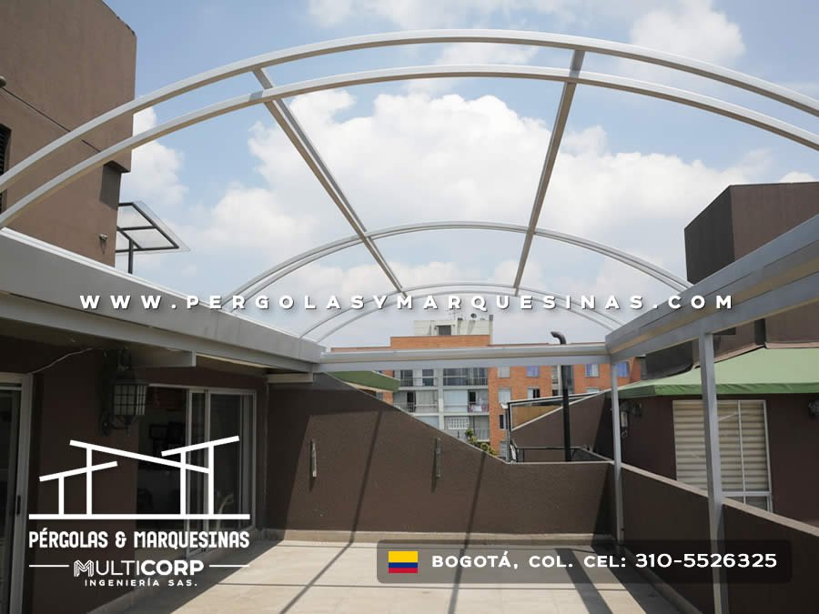 Domo con cubierta curva en policarbonato para terraza de edificio en Bogotá, Colombia. Multicorp Ingeniería SAS. Domo con cubierta curva en policarbonato para terraza de edificio en Bogotá, Colombia. Multicorp Ingeniería SAS.