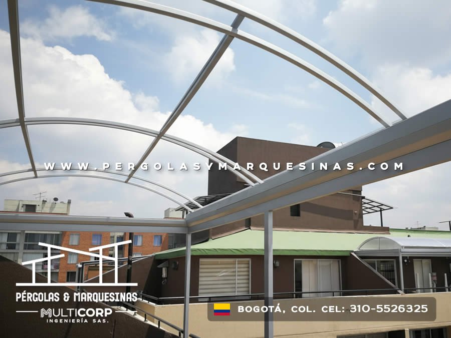 Cubierta de arco metálico con policarbonato para terraza moderna en Bogotá, Colombia. Multicorp Ingeniería SAS. Cubierta de arco metálico con policarbonato para terraza moderna en Bogotá, Colombia. Multicorp Ingeniería SAS.