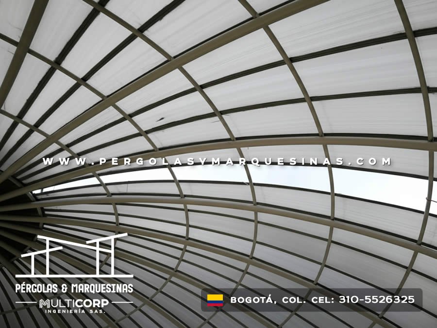 Techo de policarbonato con estructura metálica curva vista interior en Bogotá, Colombia. Multicorp Ingeniería SAS. Techo de policarbonato con estructura metálica curva vista interior en Bogotá, Colombia. Multicorp Ingeniería SAS.