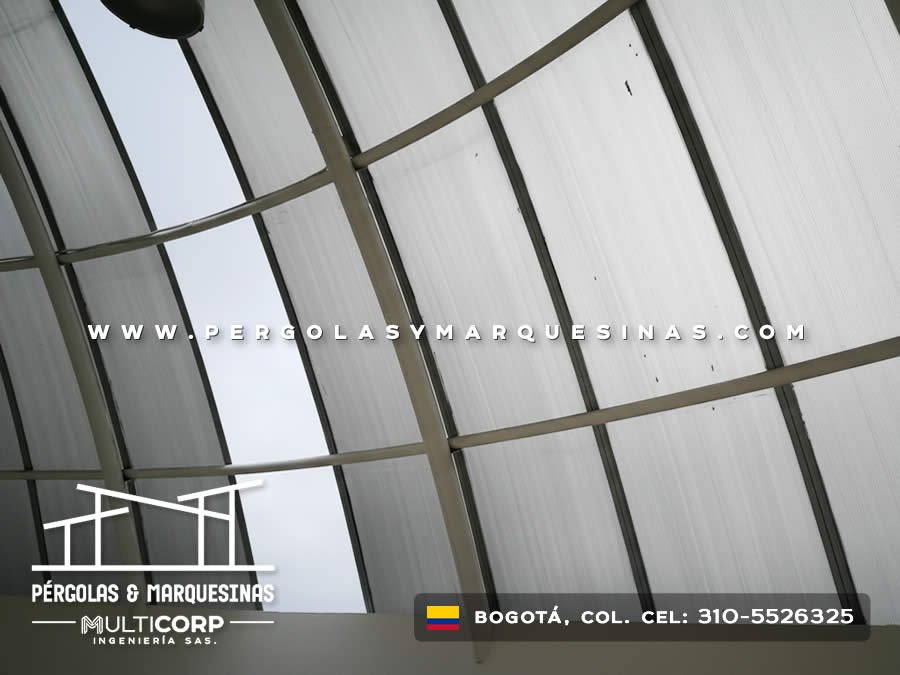 Cubierta de arco en policarbonato con estructura vista interior en Bogotá, Colombia. Multicorp Ingeniería SAS. Cubierta de arco en policarbonato con estructura vista interior en Bogotá, Colombia. Multicorp Ingeniería SAS.