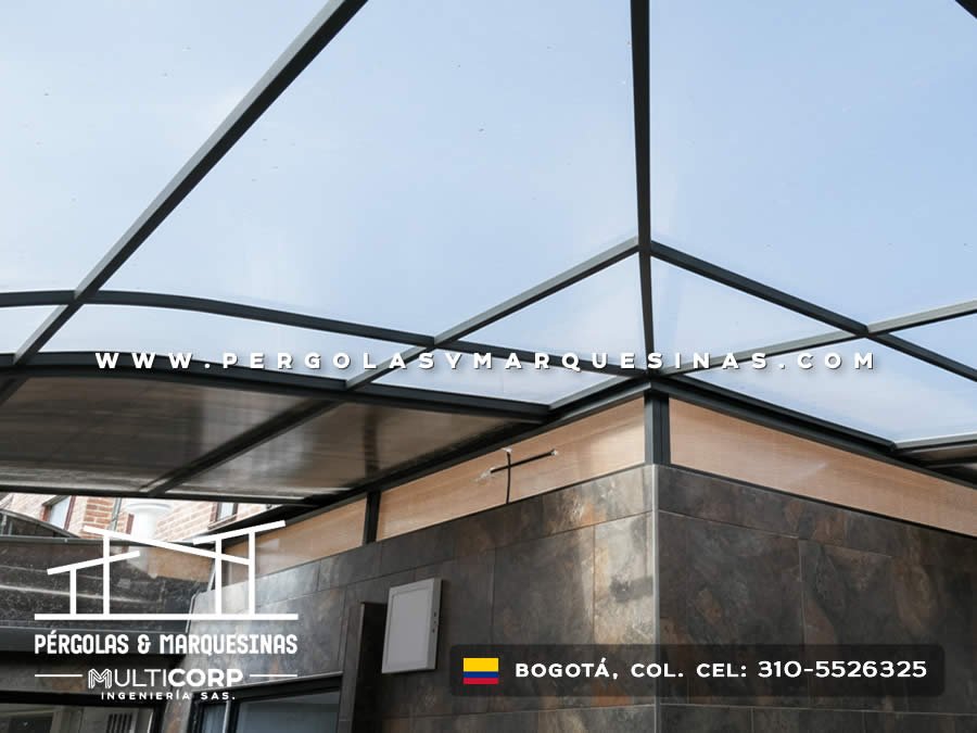 Techo y cubierta de policarbonato para patio y terraza residencial en Bogotá, Colombia. Multicorp Ingeniería SAS. Techo y cubierta de policarbonato para patio y terraza residencial en Bogotá, Colombia. Multicorp Ingeniería SAS.