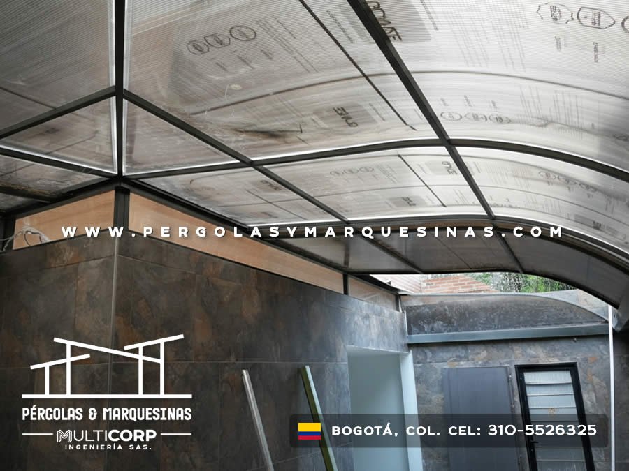 Cubierta de policarbonato con arco metálico para patio interior en Bogotá, Colombia. Multicorp Ingeniería SAS. Cubierta de policarbonato con arco metálico para patio interior en Bogotá, Colombia. Multicorp Ingeniería SAS.