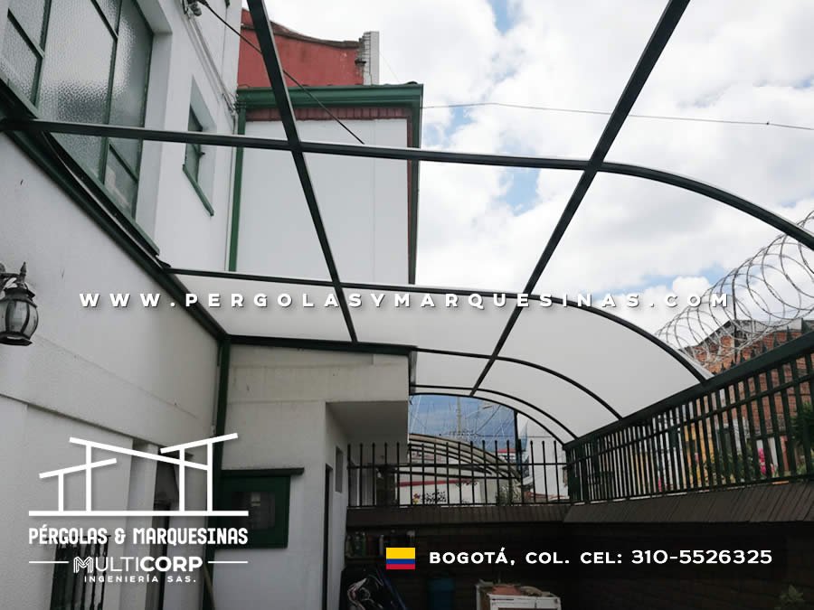 Marquesina curva de policarbonato para acceso de patio residencial en Bogotá, Colombia. Multicorp Ingeniería SAS. Marquesina curva de policarbonato para acceso de patio residencial en Bogotá, Colombia. Multicorp Ingeniería SAS.