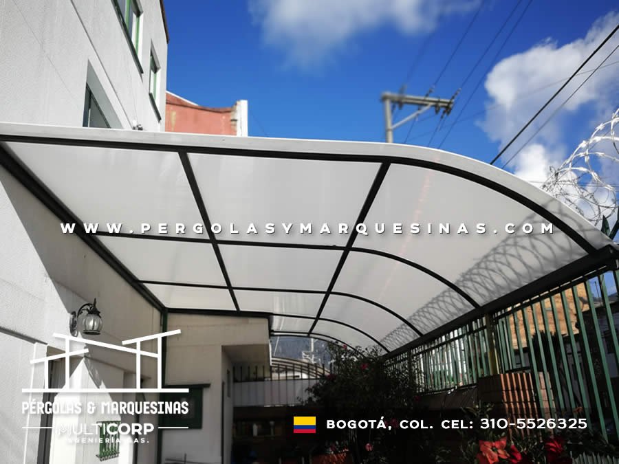Techo de arco en policarbonato con estructura metálica para jardín en Bogotá, Colombia. Multicorp Ingeniería SAS. Techo de arco en policarbonato con estructura metálica para jardín en Bogotá, Colombia. Multicorp Ingeniería SAS.