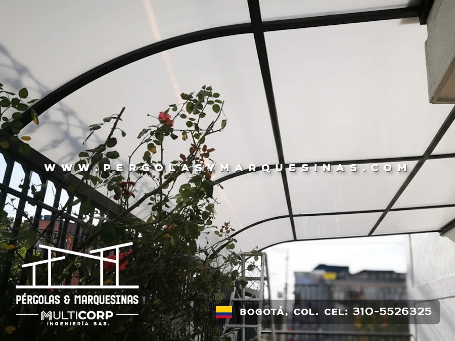 Cubierta curva de policarbonato con estructura negra para patio en Bogotá, Colombia. Multicorp Ingeniería SAS. Cubierta curva de policarbonato con estructura negra para patio en Bogotá, Colombia. Multicorp Ingeniería SAS.