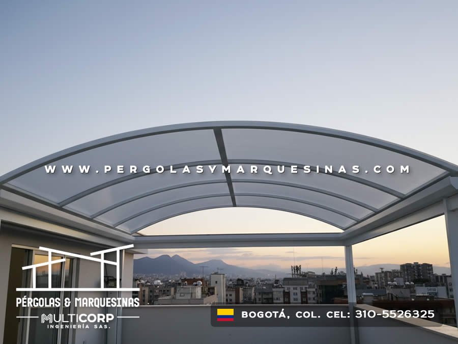Domo de policarbonato con arco metálico y vista panorámica en Bogotá, Colombia. Multicorp Ingeniería SAS. Domo de policarbonato con arco metálico y vista panorámica en Bogotá, Colombia. Multicorp Ingeniería SAS.